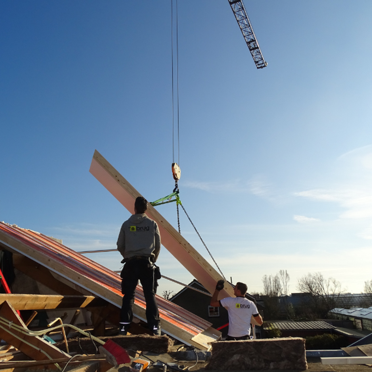 Personeel op het dak aan het werken